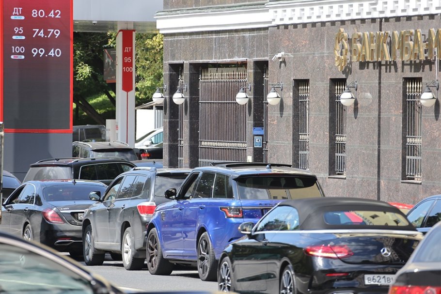 Why Have Queues Formed Again at Petrol Stations? Expert Opinions